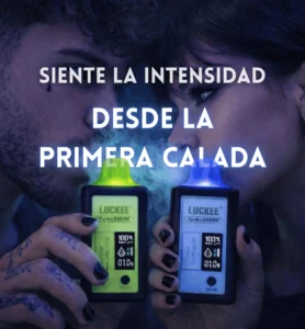 Pareja humeando con vaper desechable de la marca luckee